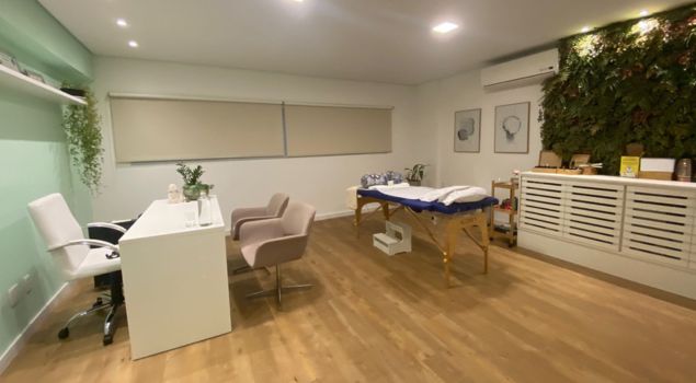 Yasmin Araujo realizando atendimento de acupuntura